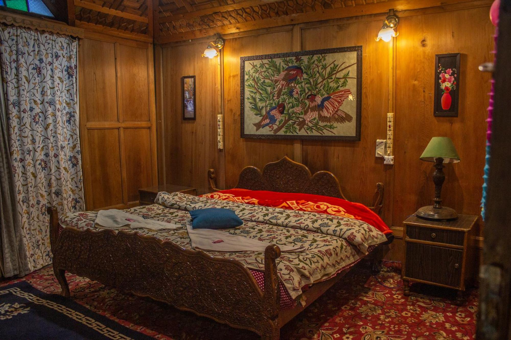 House Boat New Manora Bed & Breakfast Srīnagar Екстериор снимка