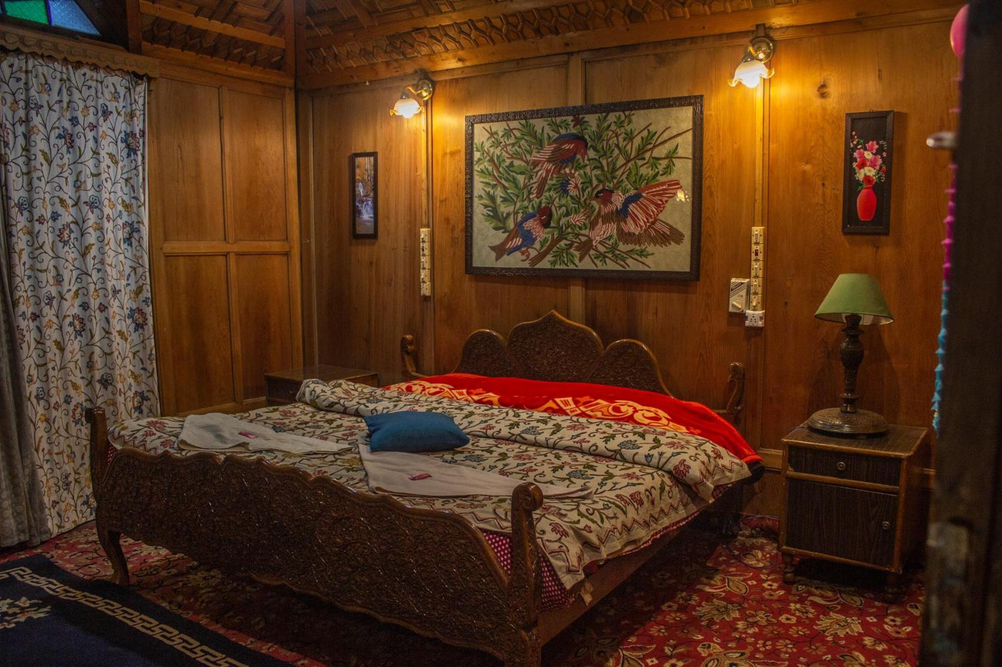 House Boat New Manora Bed & Breakfast Srīnagar Екстериор снимка