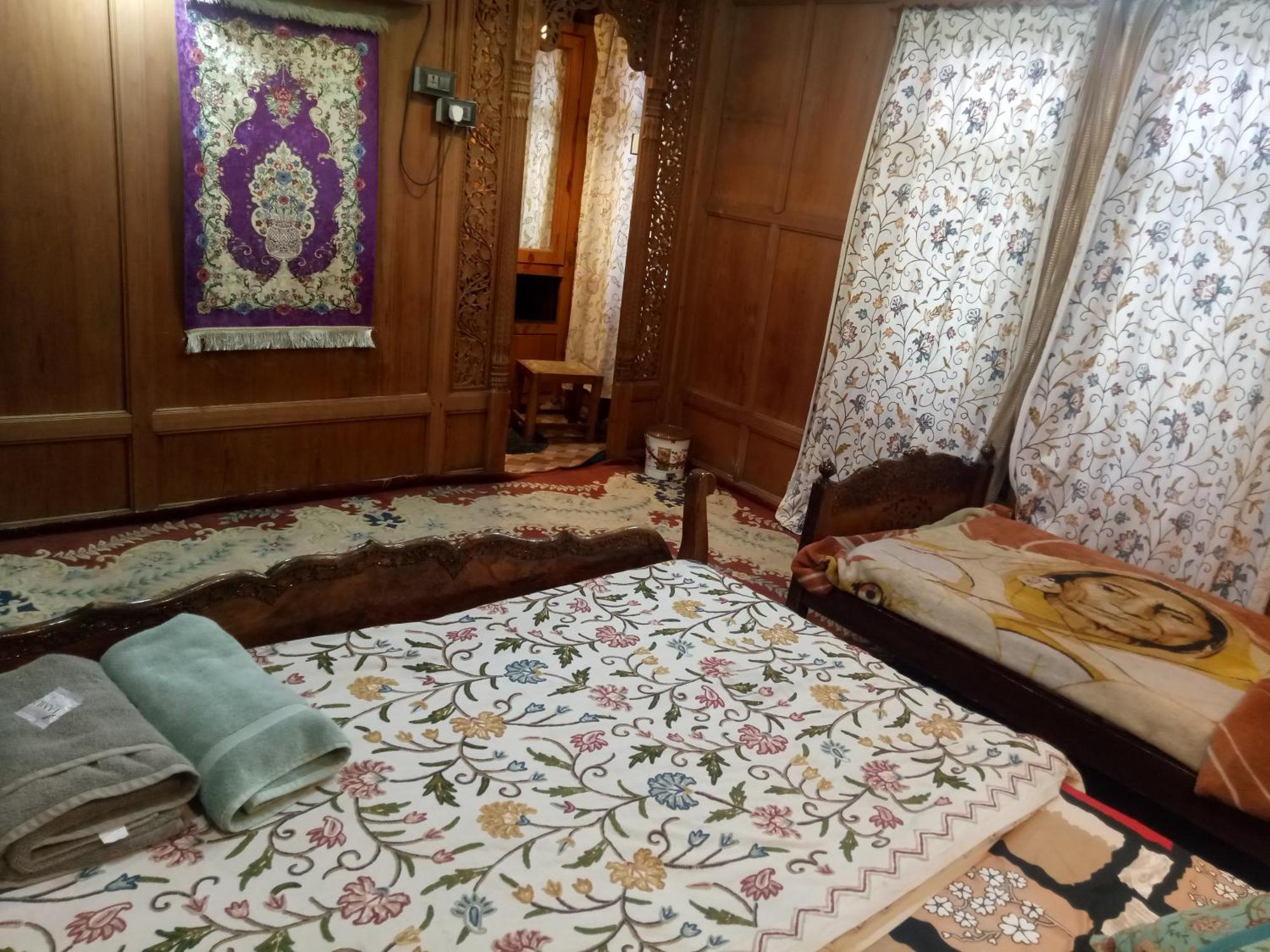 House Boat New Manora Bed & Breakfast Srīnagar Екстериор снимка