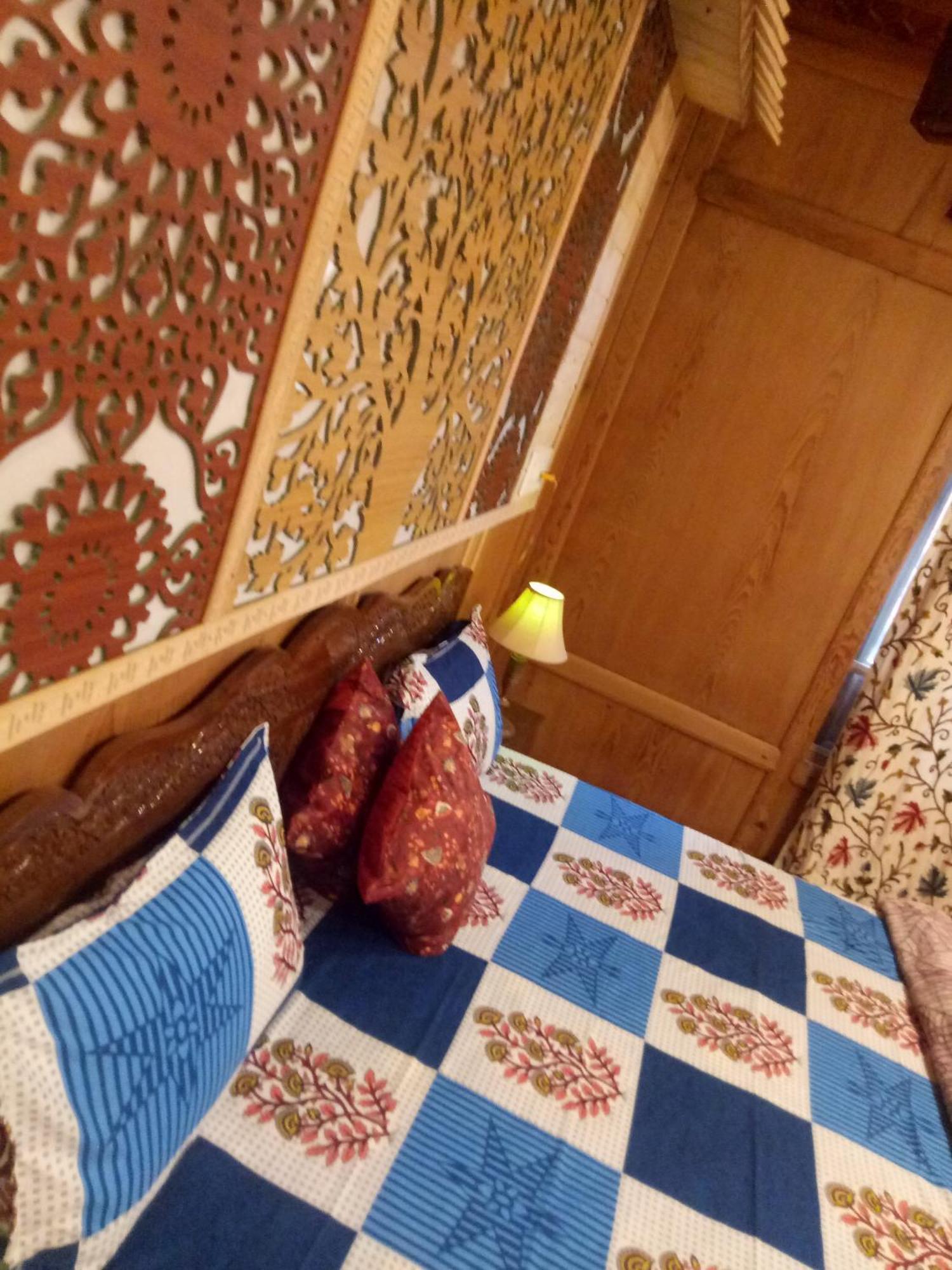 House Boat New Manora Bed & Breakfast Srīnagar Екстериор снимка