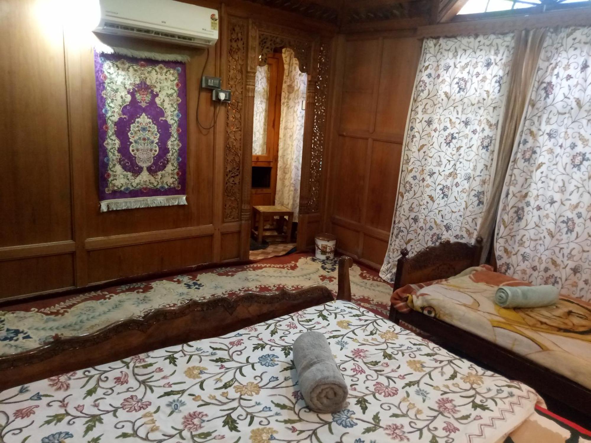 House Boat New Manora Bed & Breakfast Srīnagar Екстериор снимка