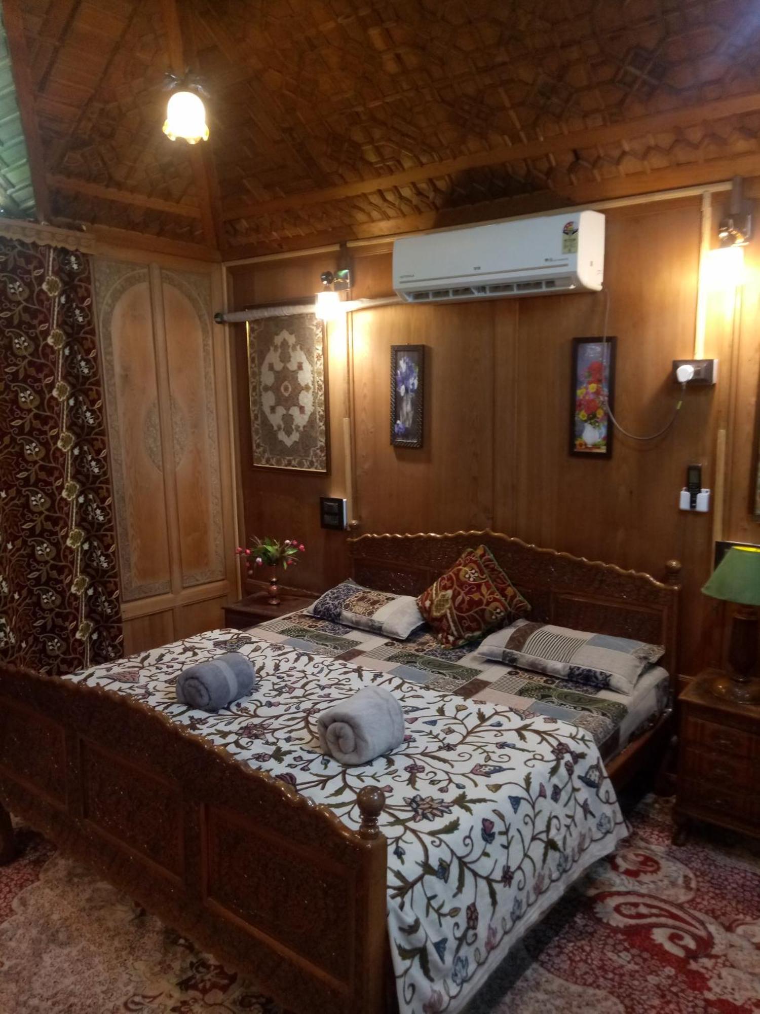 House Boat New Manora Bed & Breakfast Srīnagar Екстериор снимка