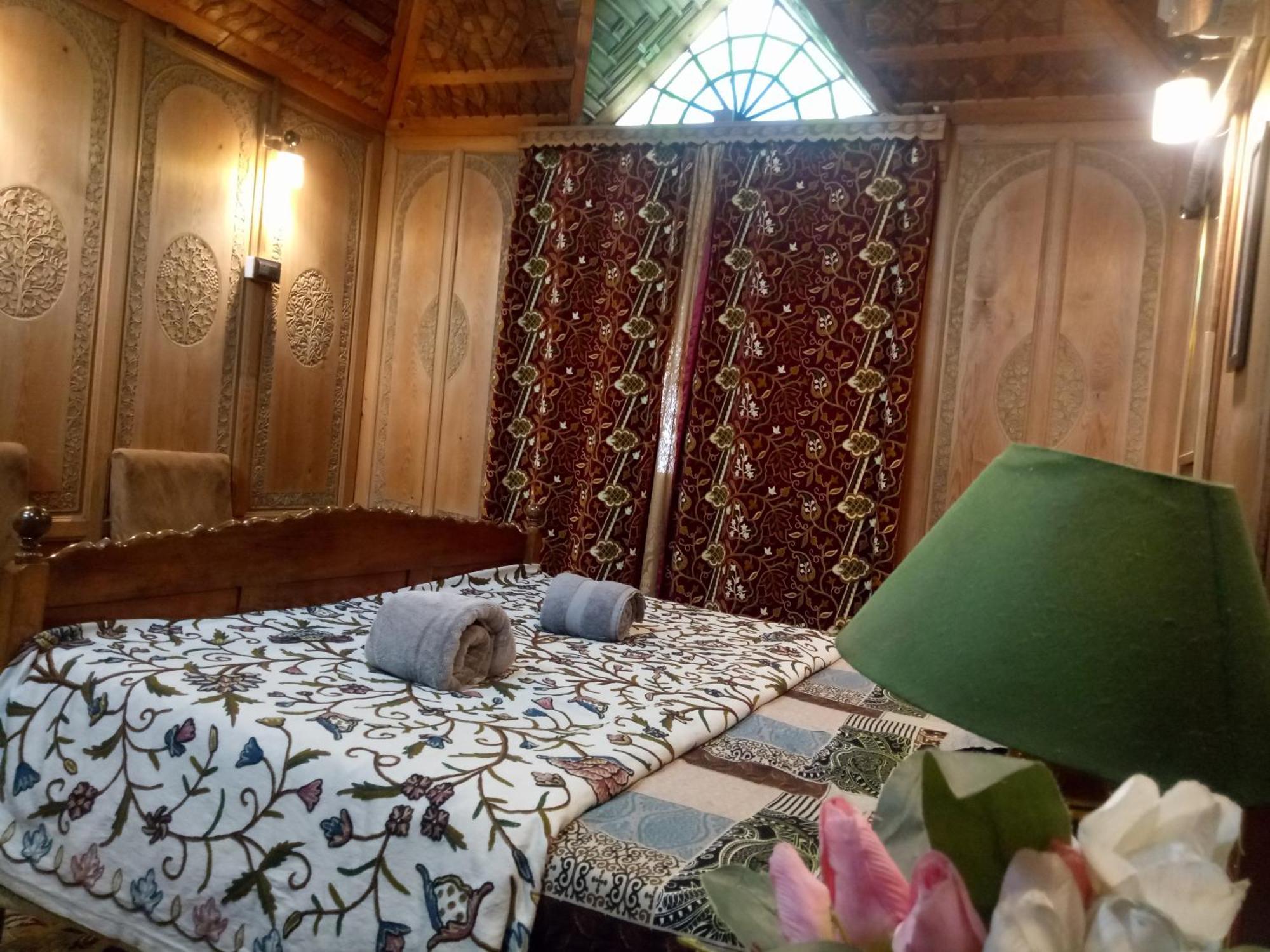 House Boat New Manora Bed & Breakfast Srīnagar Екстериор снимка