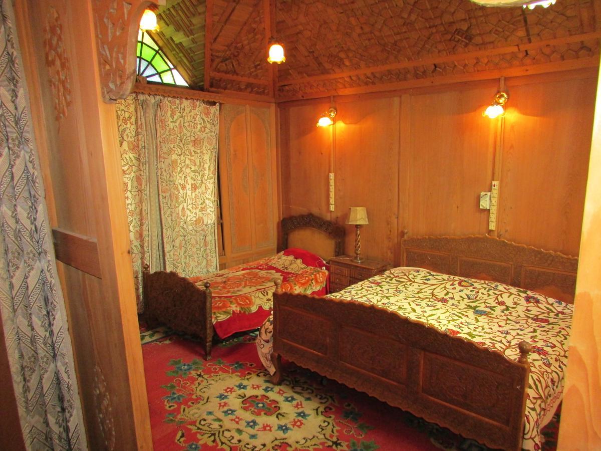 House Boat New Manora Bed & Breakfast Srīnagar Екстериор снимка