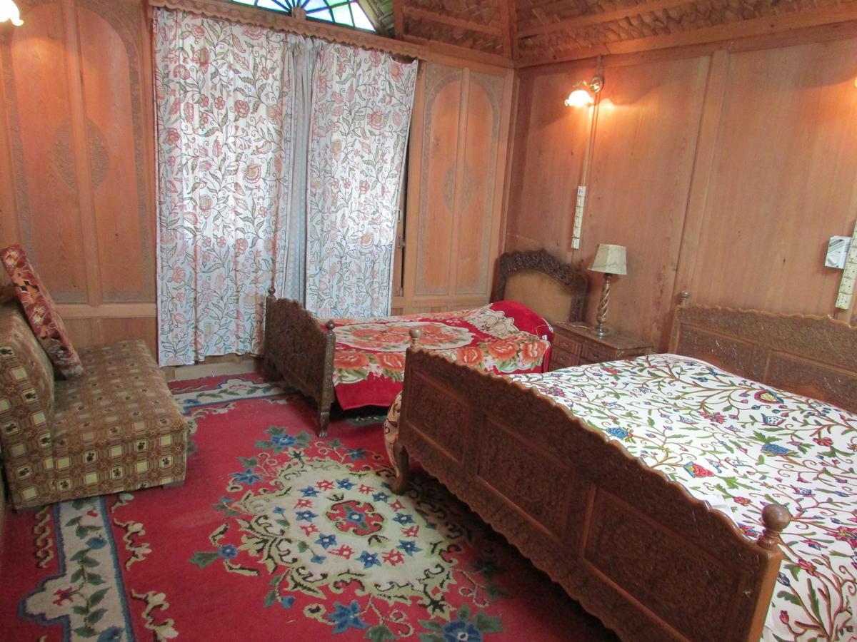 House Boat New Manora Bed & Breakfast Srīnagar Екстериор снимка