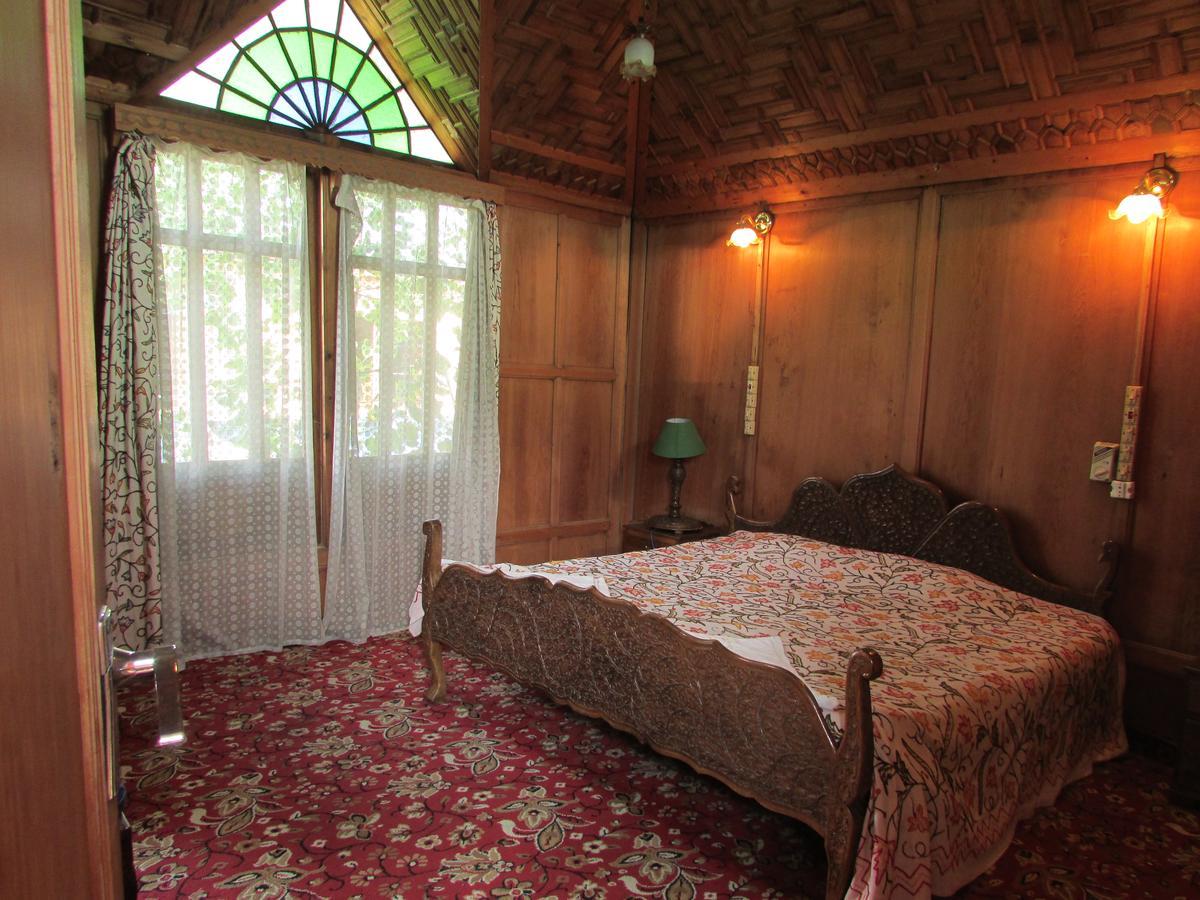 House Boat New Manora Bed & Breakfast Srīnagar Екстериор снимка