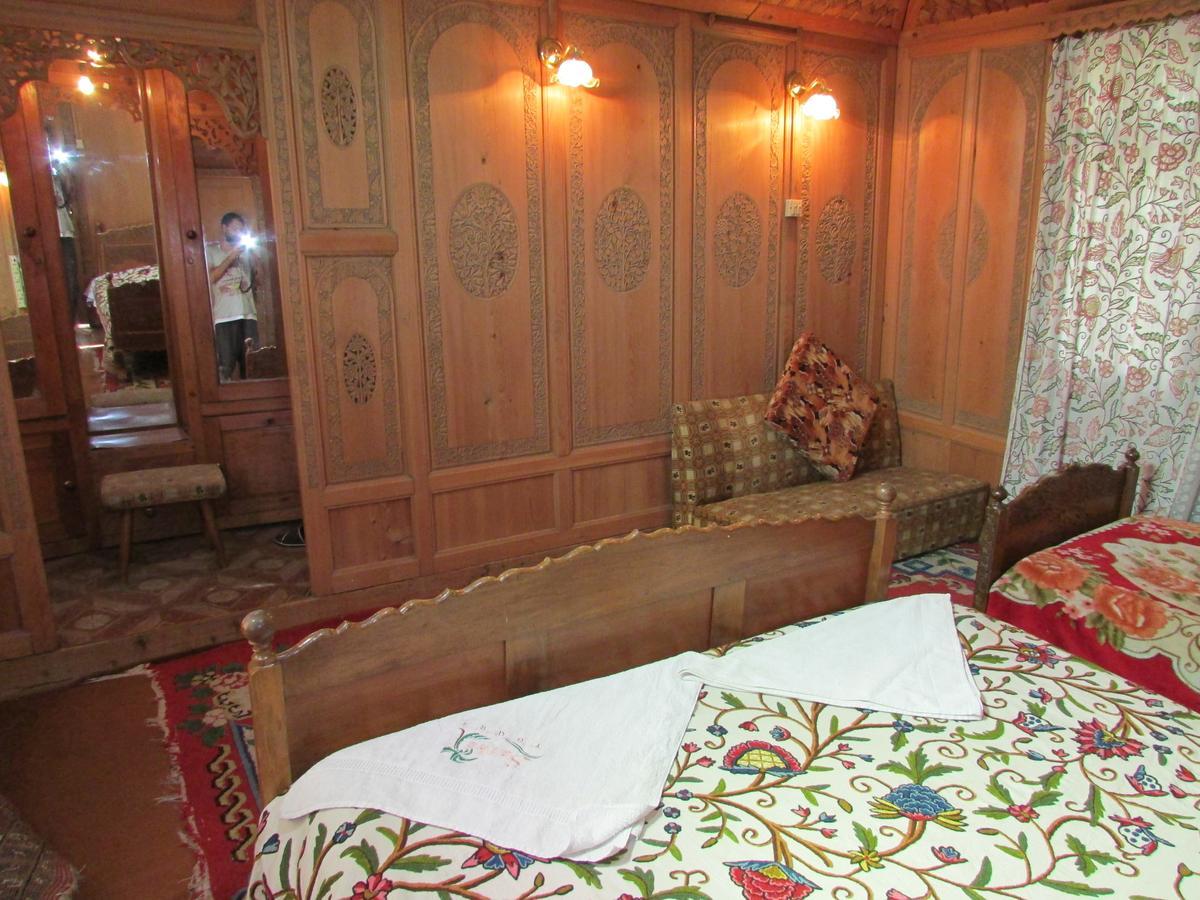 House Boat New Manora Bed & Breakfast Srīnagar Екстериор снимка