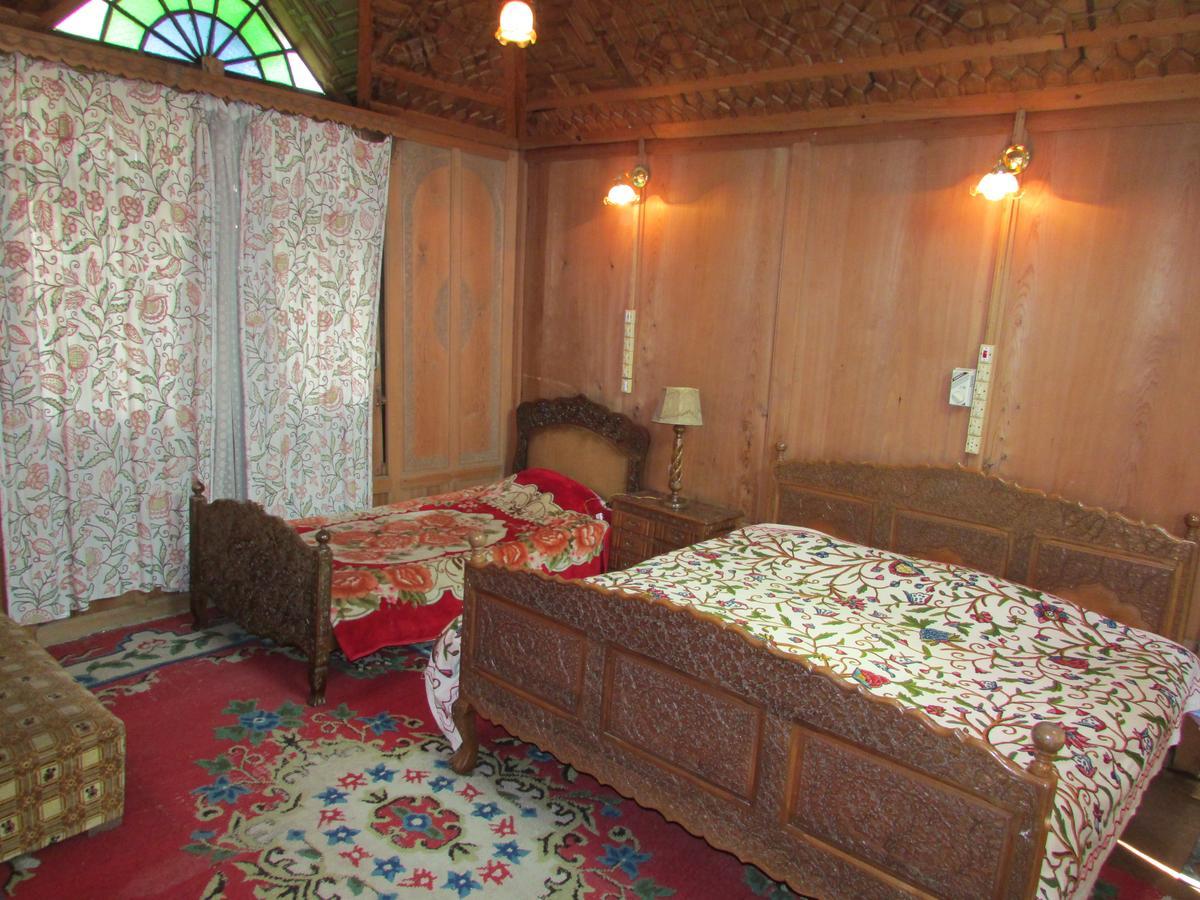 House Boat New Manora Bed & Breakfast Srīnagar Екстериор снимка