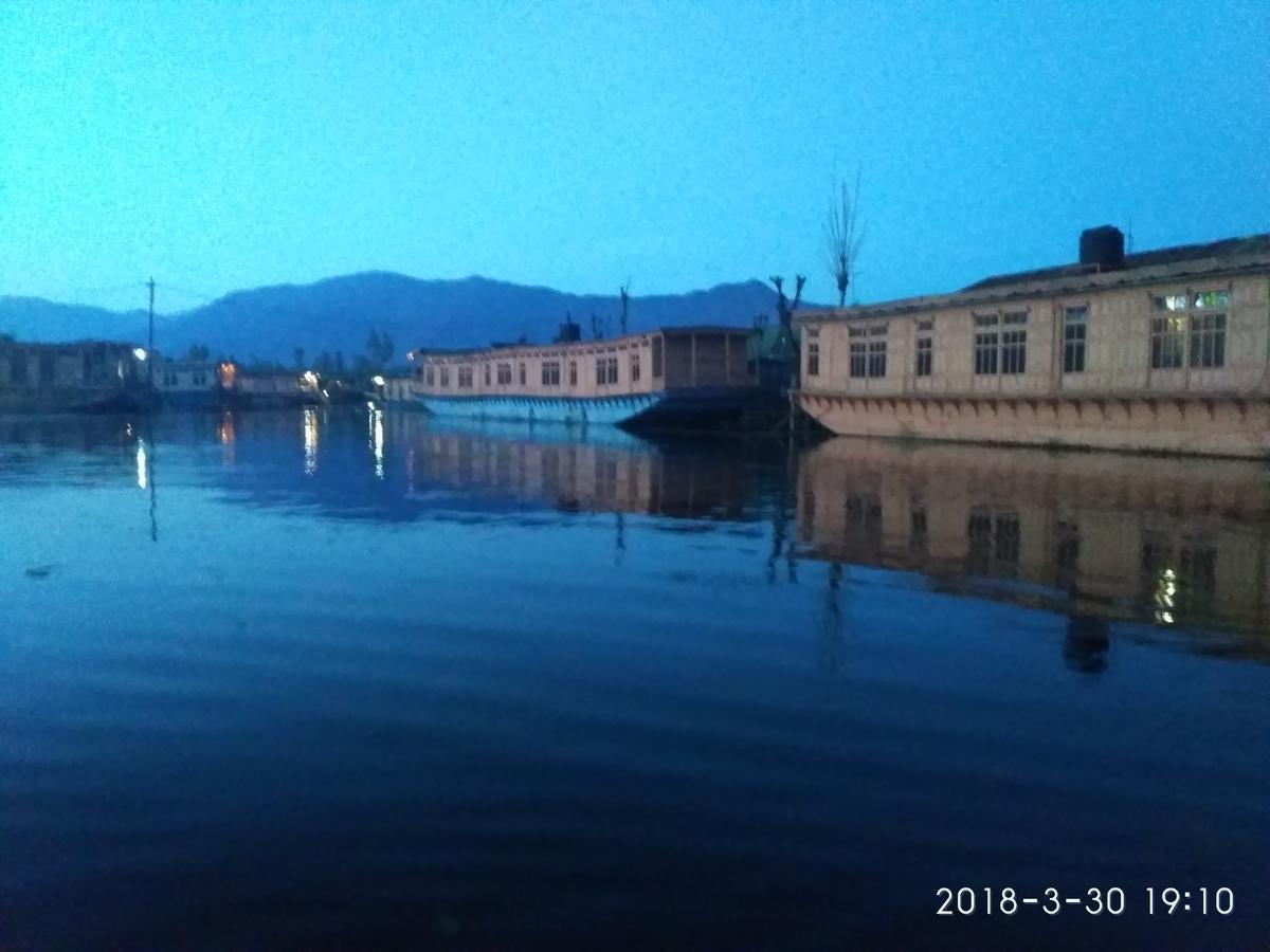 House Boat New Manora Bed & Breakfast Srīnagar Екстериор снимка
